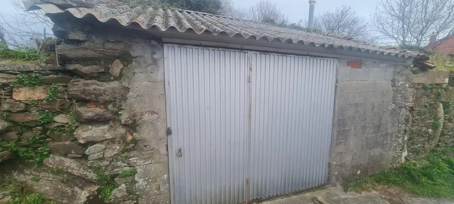 Aparcament de Casa adosada en venda en Santa Comba amb Traster, Moblat i Rentadora