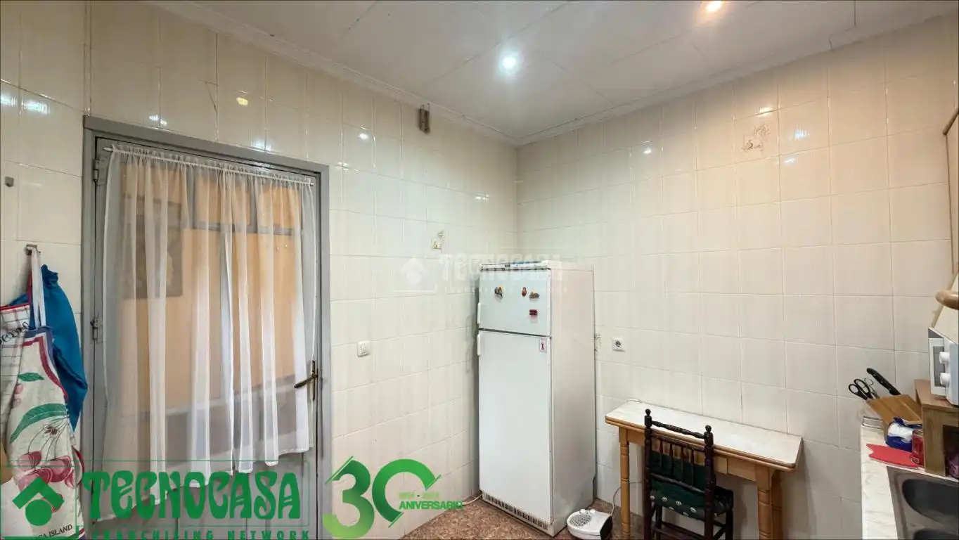 Cocina de Casa adosada en venta en Alcázar de San Juan con Jardín privado y Balcón