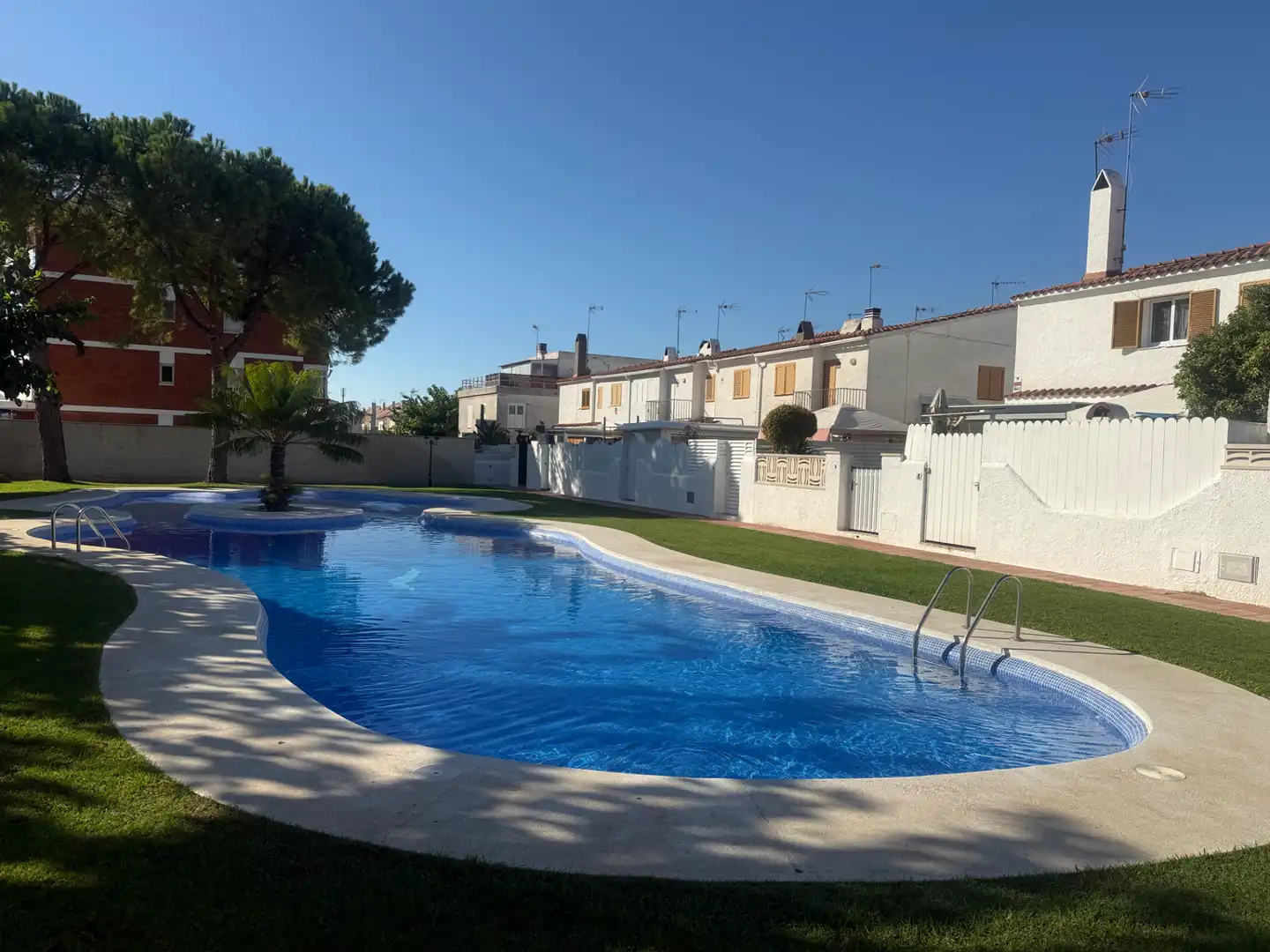 Schwimmbecken von Einfamilien-Reihenhaus zum Verkauf in Creixell mit Klimaanlage, Heizung und Terrasse