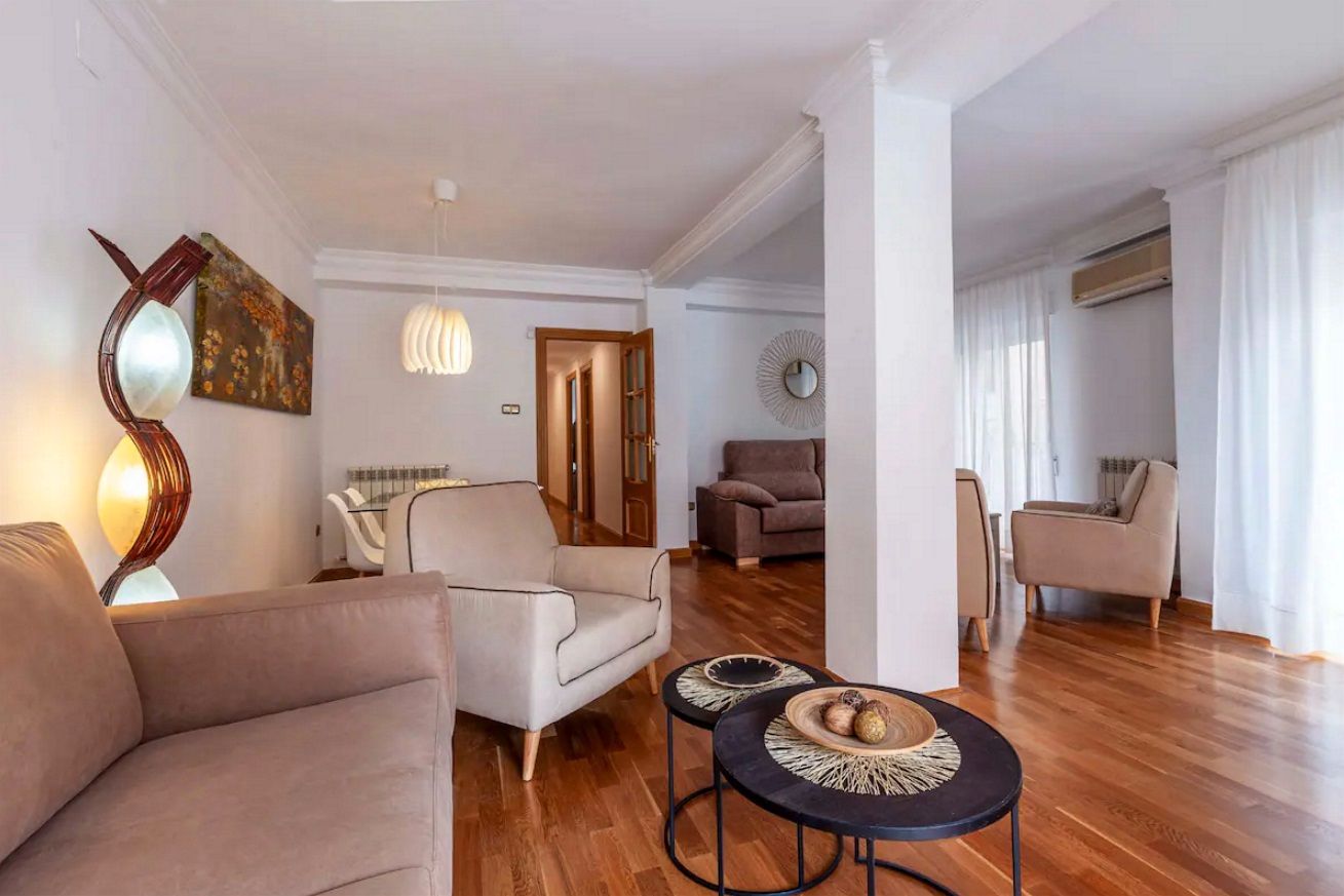 Living room of Apartment to rent in  Granada Capital  with Air Conditioner, Heating and Parquet flooring