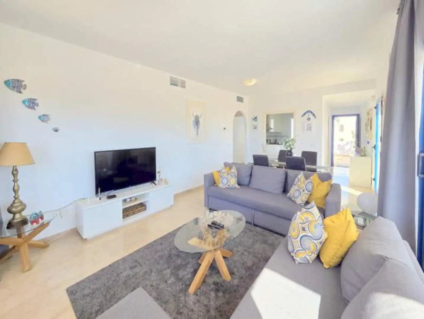 Sala d'estar de Apartament en venda en Manilva amb Aire condicionat, Terrassa i Moblat