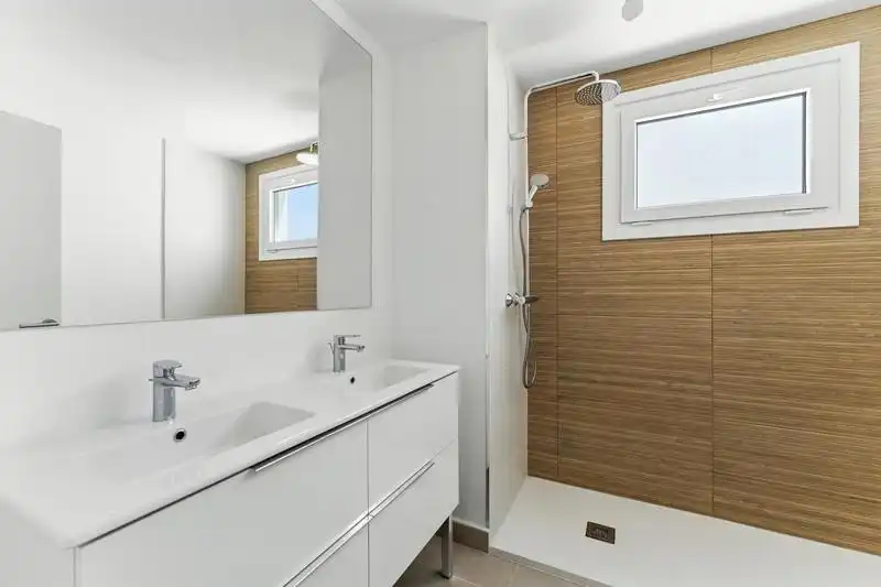 Baño de Apartamento de alquiler en Estepona con Aire acondicionado, Calefacción y Terraza