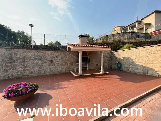 Vista exterior de Casa o xalet en venda en Pontevedra Capital  amb Jardí privat, Terrassa i Traster