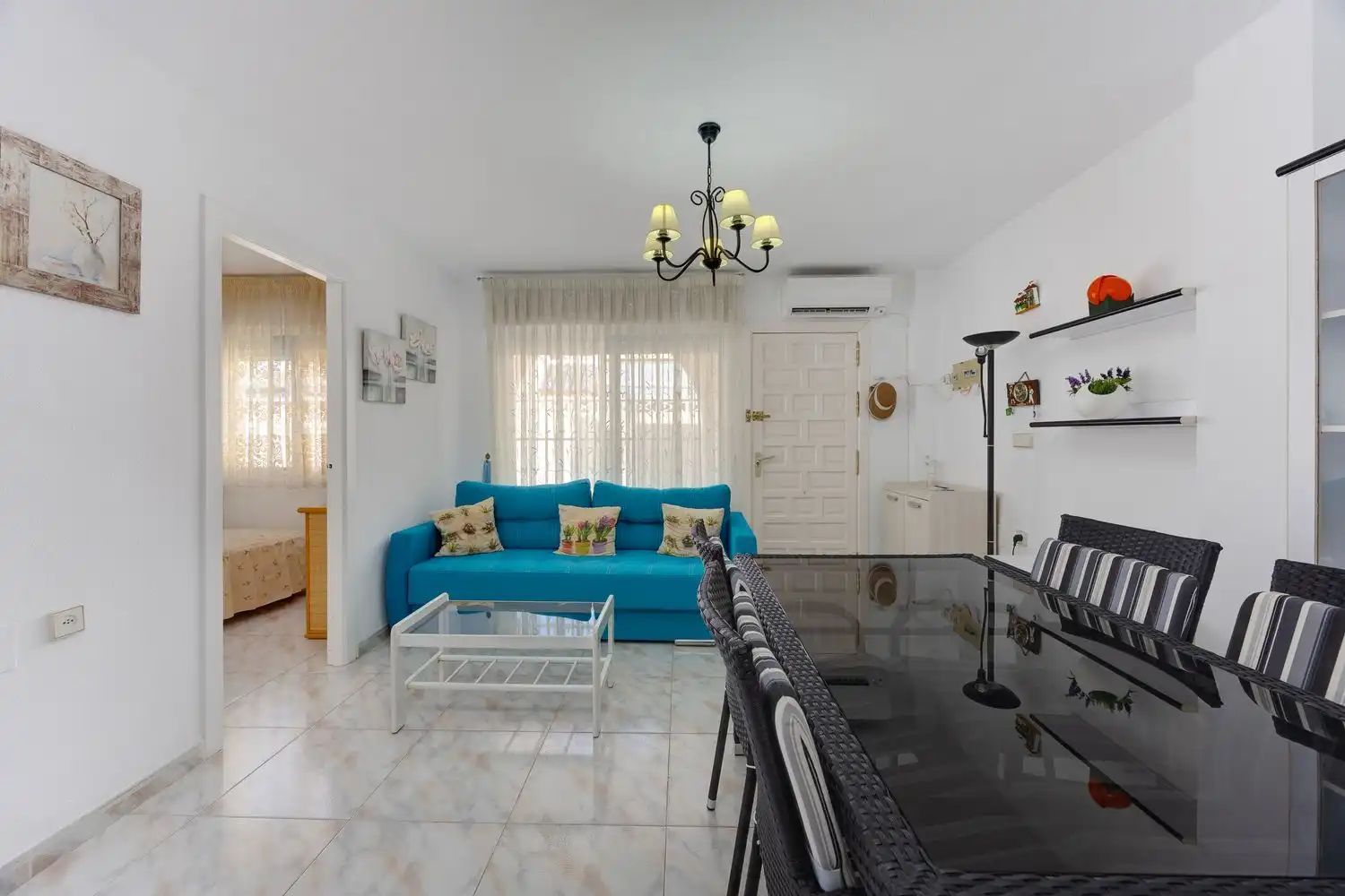 Sala d'estar de Casa adosada en venda en Torrevieja amb Terrassa, Moblat i Piscina comunitària
