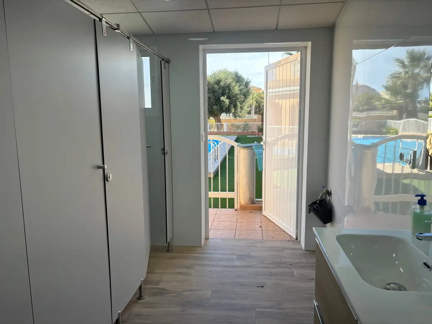 Badezimmer von Erdgeschoss zum Verkauf in La Manga del Mar Menor mit Klimaanlage, Privatgarten und Schwimmbad