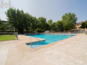 Pis amb piscina en venda a Avenida de Madrid