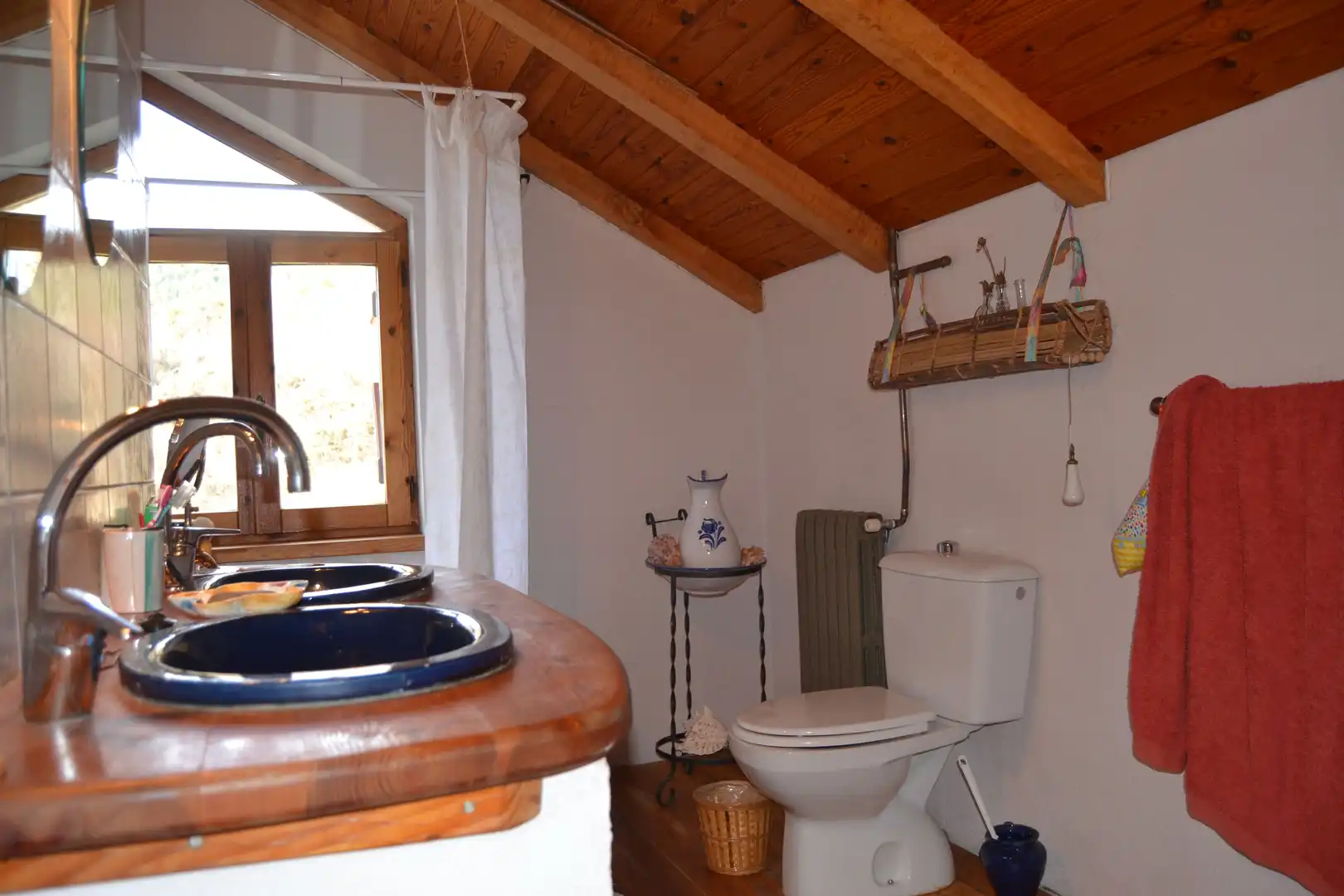 Badezimmer von Haus oder Chalet zum Verkauf in Aisa mit Heizung und Privatgarten