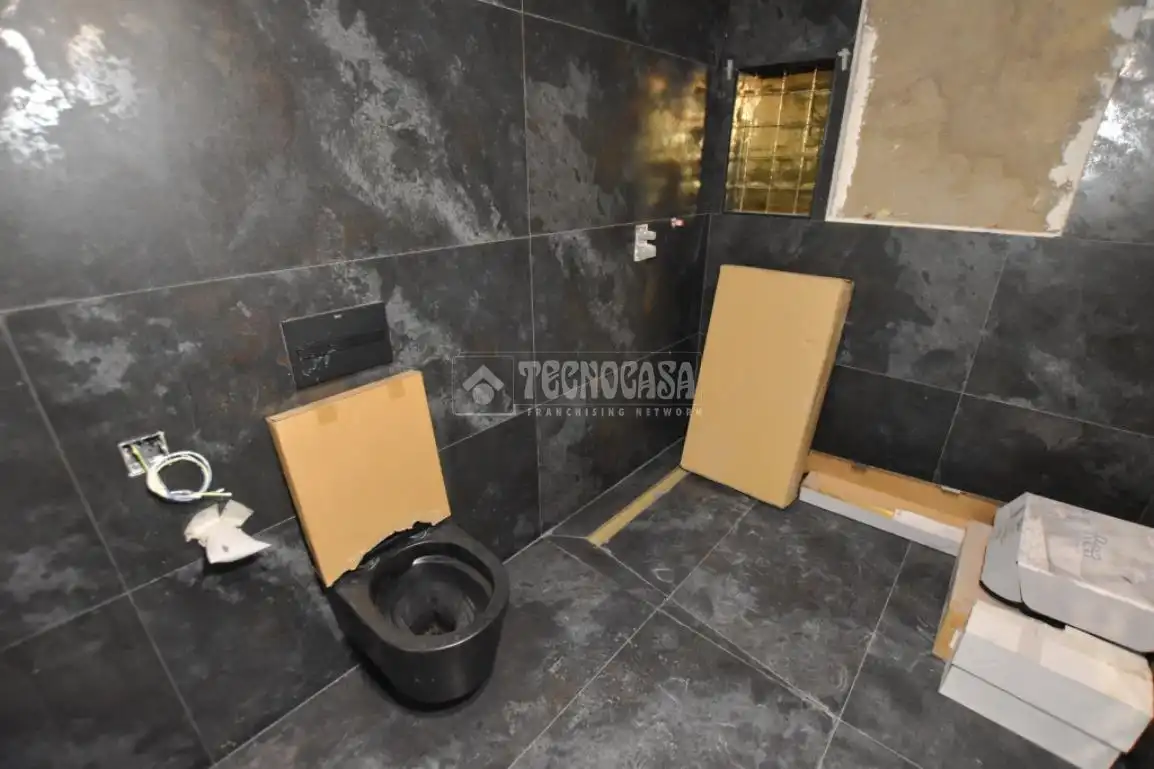 Bany de Local en venda en Getafe amb Calefacció