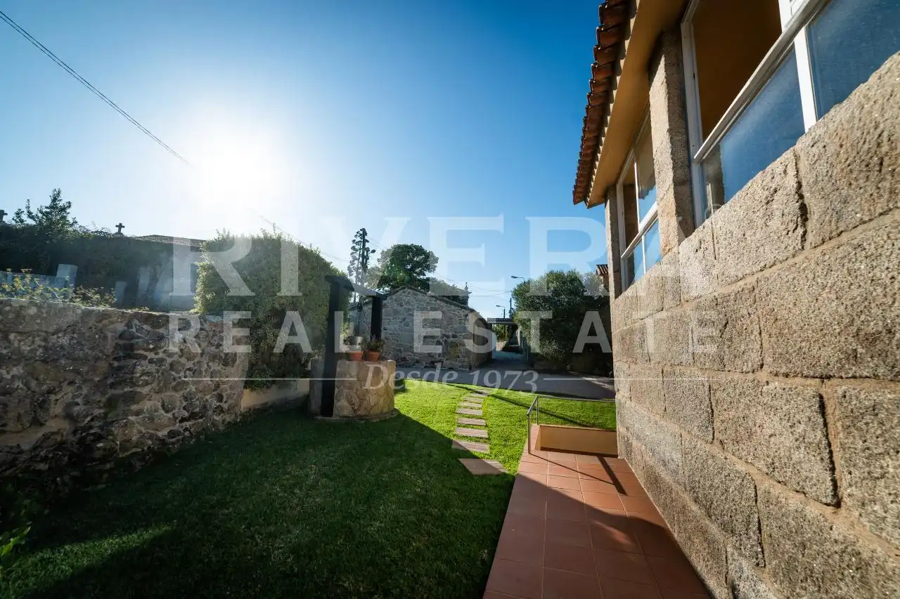 Vista exterior de Casa o xalet en venda en Nigrán amb Calefacció, Jardí privat i Moblat