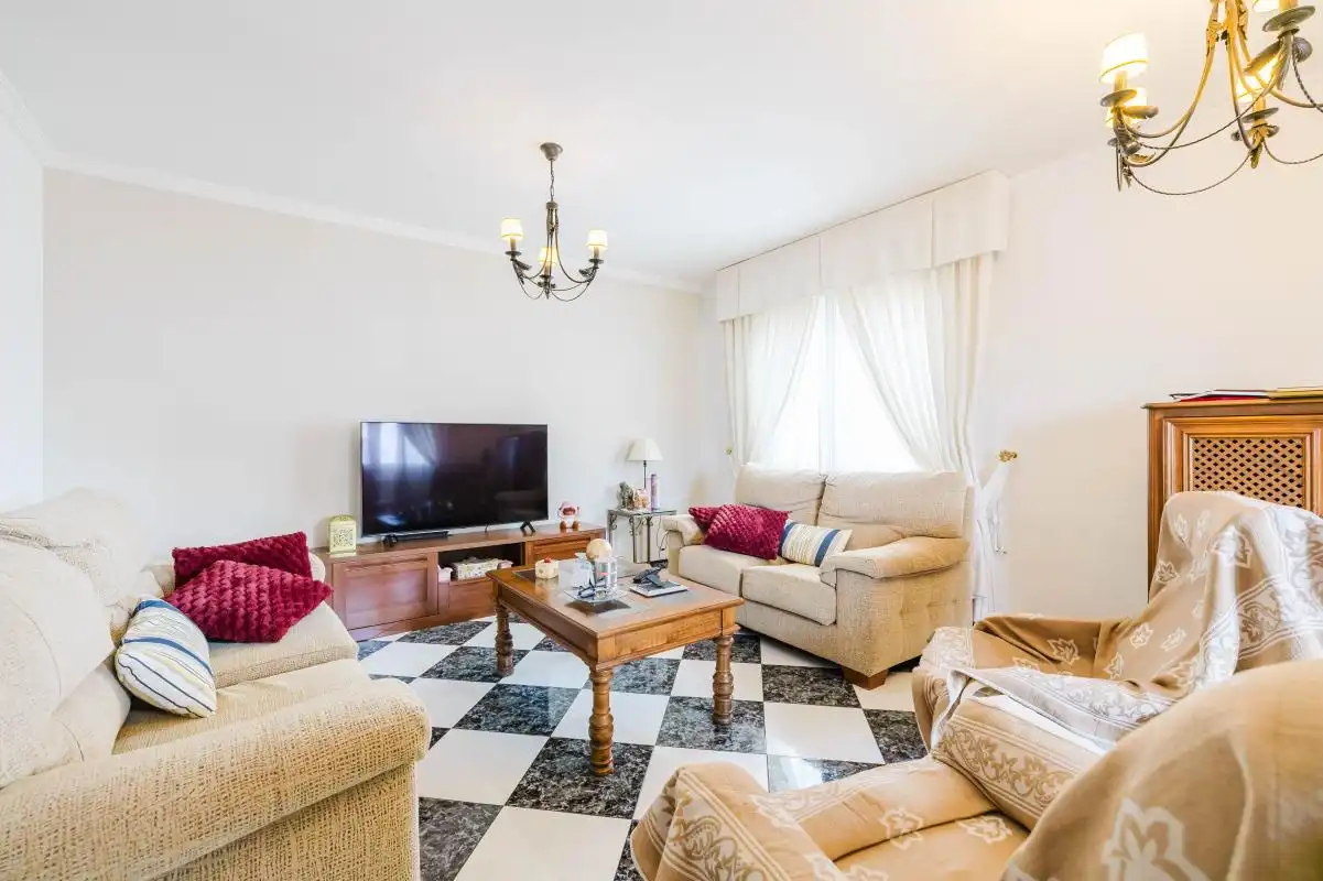 Sala d'estar de Casa adosada en venda en Benalmádena amb Aire condicionat, Calefacció i Jardí privat
