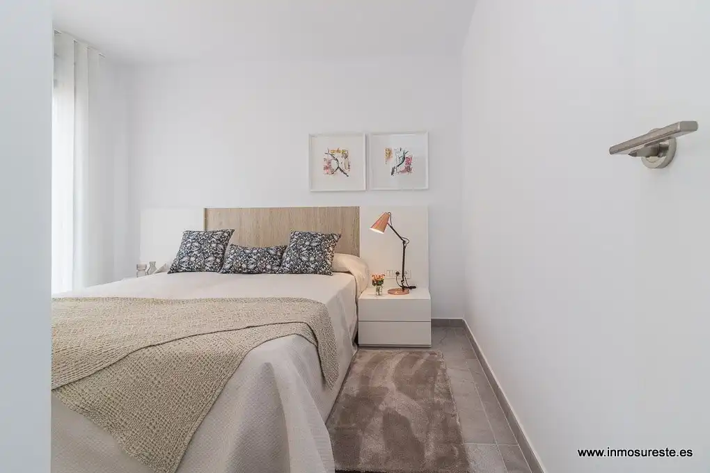 Dormitori de Apartament en venda en Torrevieja amb Jardí privat, Terrassa i Piscina comunitària