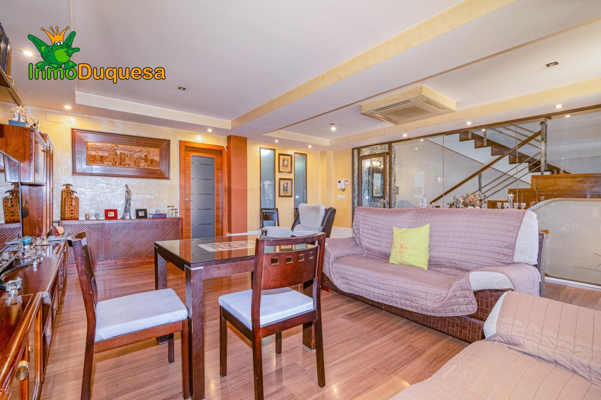 Sala d'estar de Casa adosada en venda en  Granada Capital amb Aire condicionat, Calefacció i Terrassa