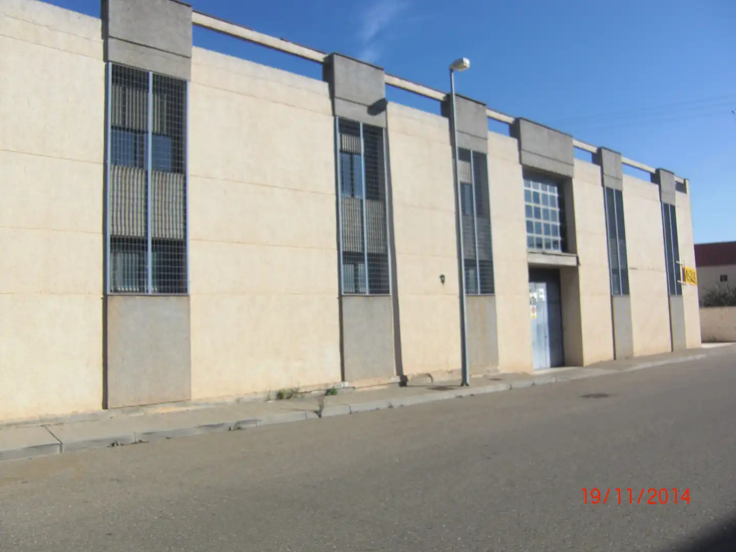 Industrial building to rent in Cadrete