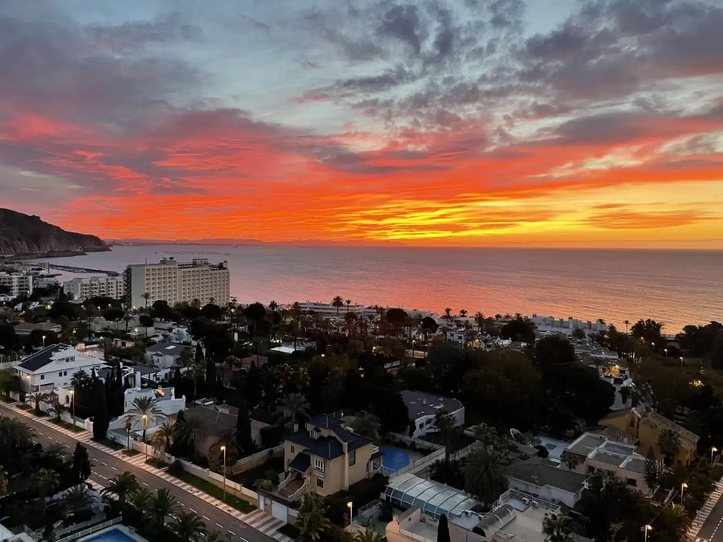 Außenansicht von Wohnung zur Miete in Roquetas de Mar mit Klimaanlage und Balkon