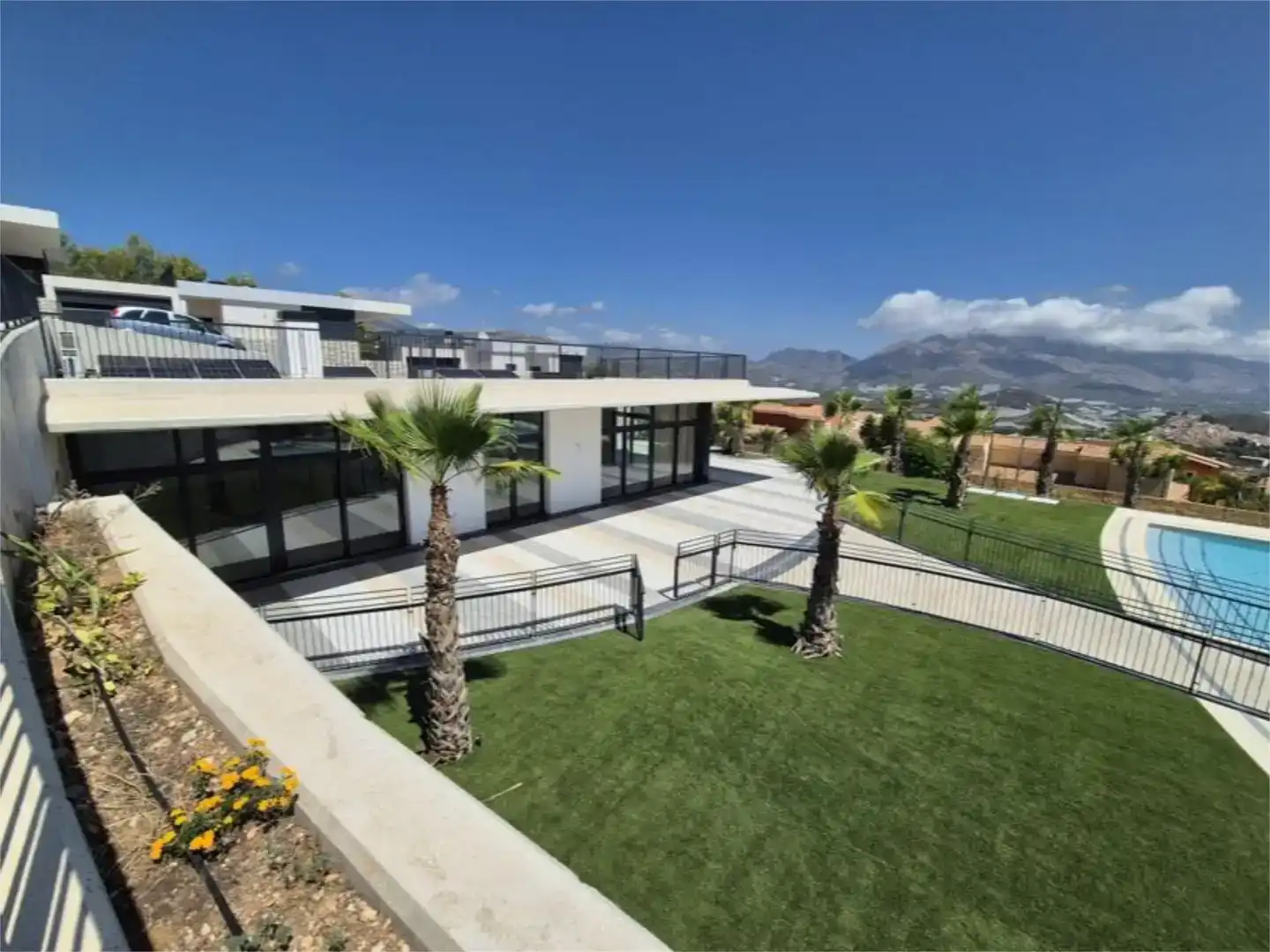 Vista exterior de Casa o xalet en venda en Polop amb Aire condicionat, Piscina i Balcó
