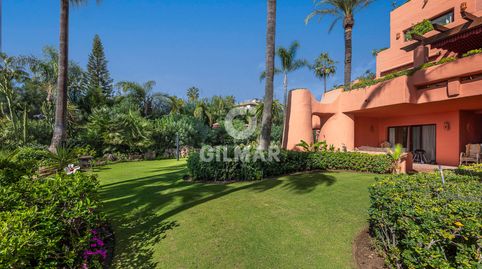 Este exclusivo apartamento reformado en planta baja se sitúa en uno de los complejos más prestigiosos de la Nueva Milla de Oro, en, imatge 4