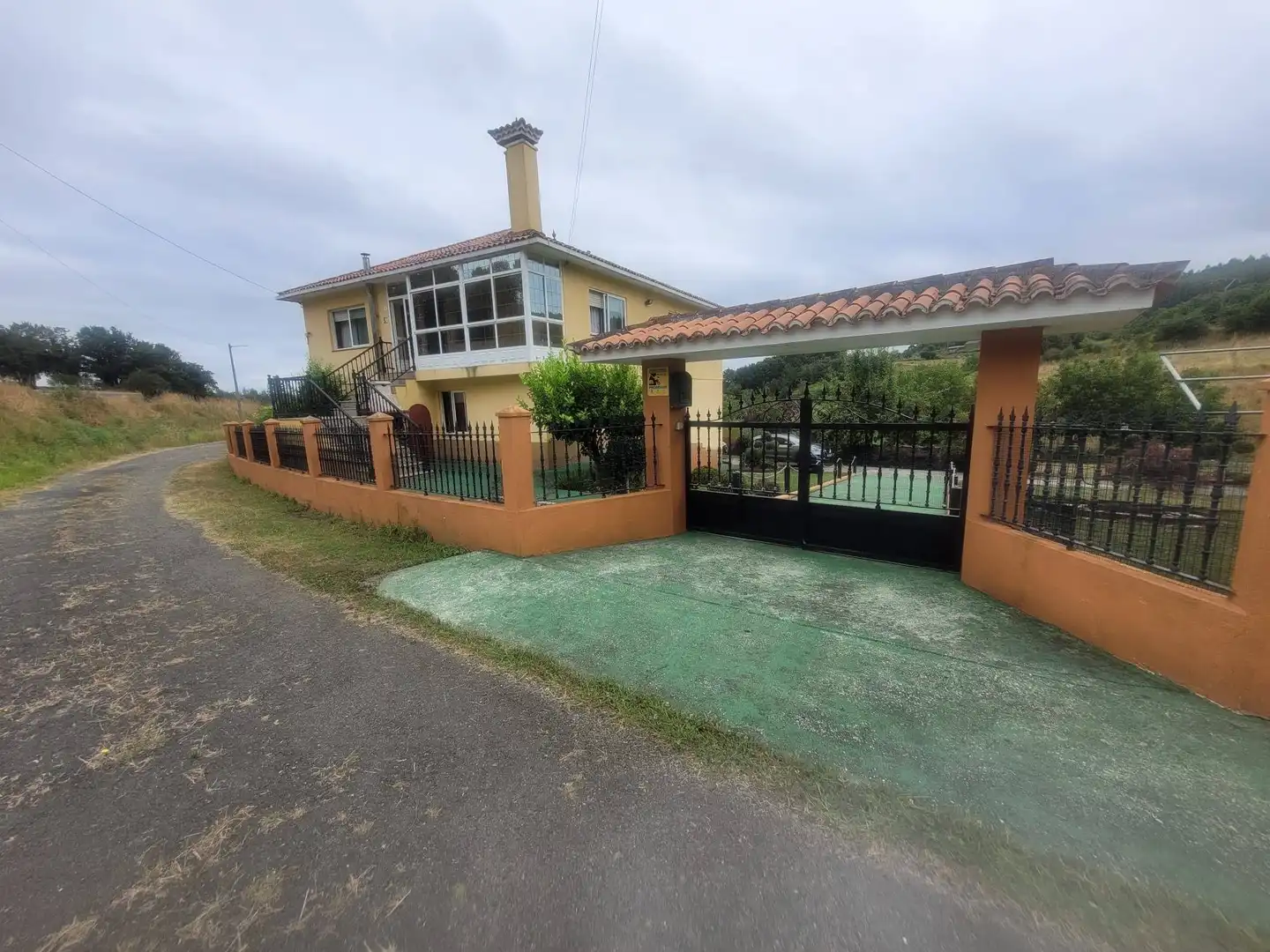 Vista exterior de Casa o xalet en venda en A Estrada  amb Jardí privat, Traster i Piscina