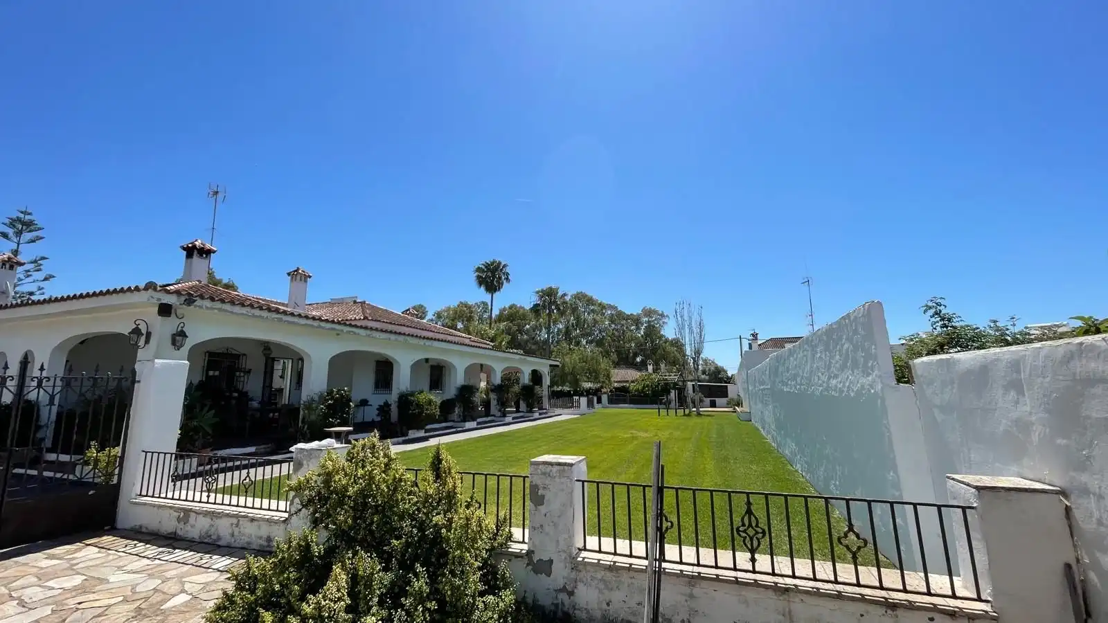 Vista exterior de Casa o xalet en venda en El Puerto de Santa María amb Jardí privat, Terrassa i Piscina