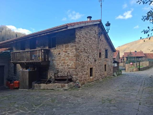 Casa-chalet en Venta en Bárcena Mayor - C/ Larga, 66 en Los Tojos