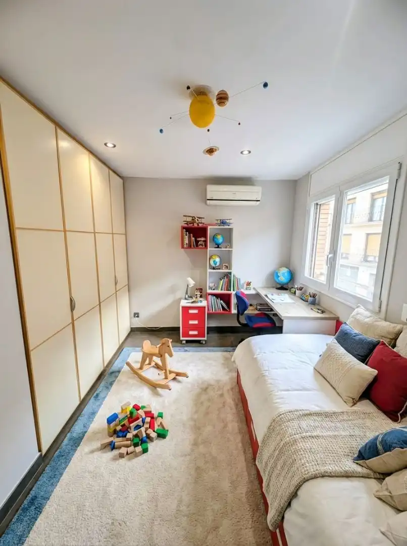 Habitación de Casa adosada en venta en Manresa con Calefacción, Terraza y Trastero