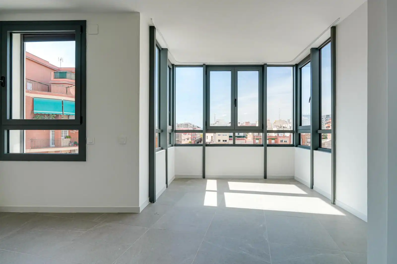 Piso en venta en L'Hospitalet de Llobregat con Calefacción, Terraza y Horno