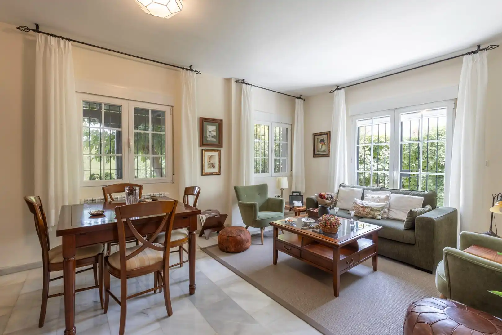 Sala d'estar de Casa adosada en venda en La Zubia amb Aire condicionat, Calefacció i Jardí privat