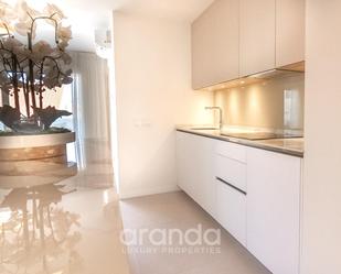 Cuina de Apartament en venda en Marbella amb Aire condicionat, Terrassa i Balcó