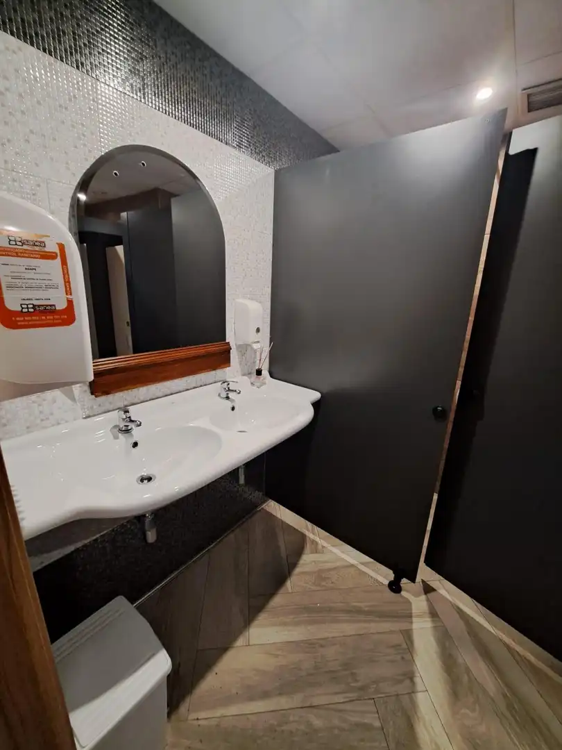 Badezimmer von Geschaftsraum zur Miete in Ribeira mit Klimaanlage und Möbliert
