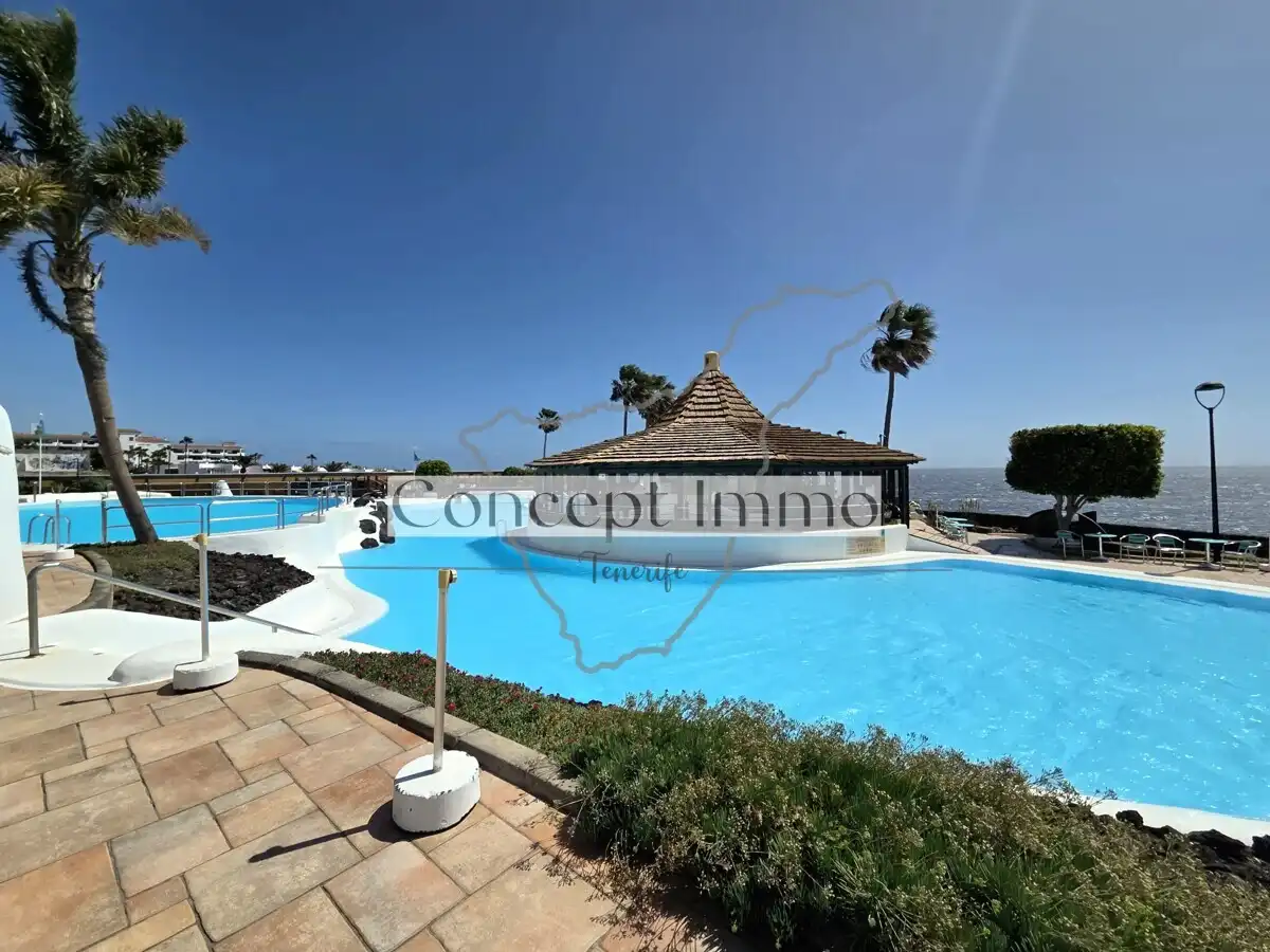Piscina de Piso en venta en Arona con Terraza, Alarma y Piscina comunitaria