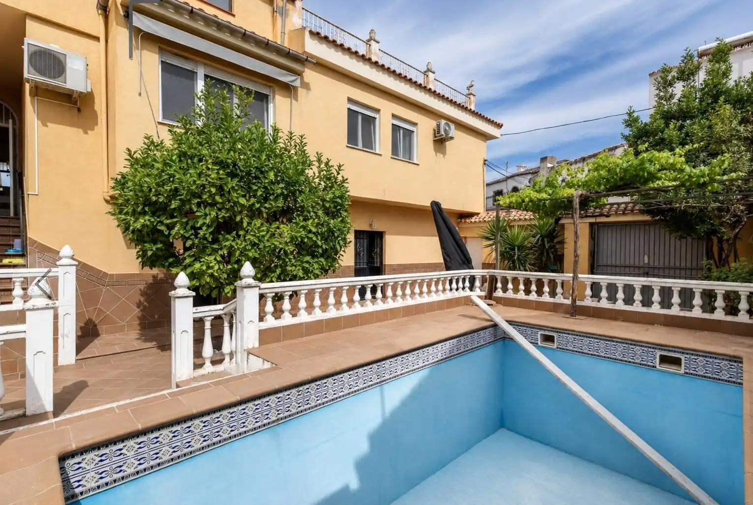 Chalet con terraza en venta en Ogíjares