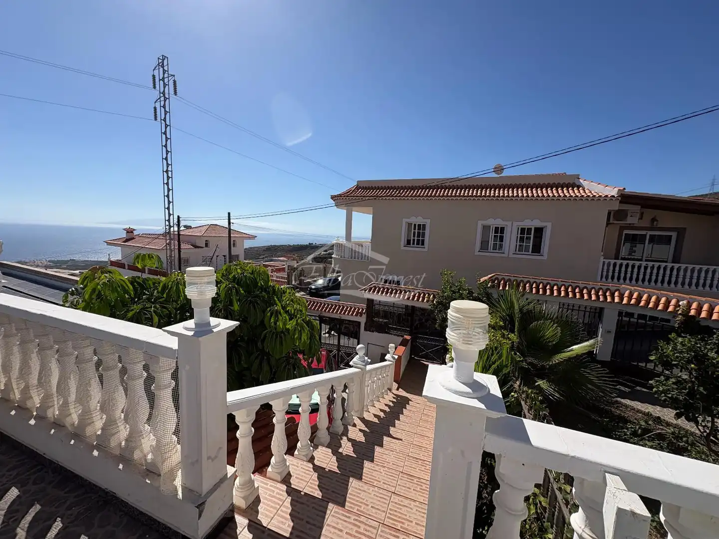 Vista exterior de Casa adosada en venda en Adeje amb Aire condicionat, Terrassa i Moblat