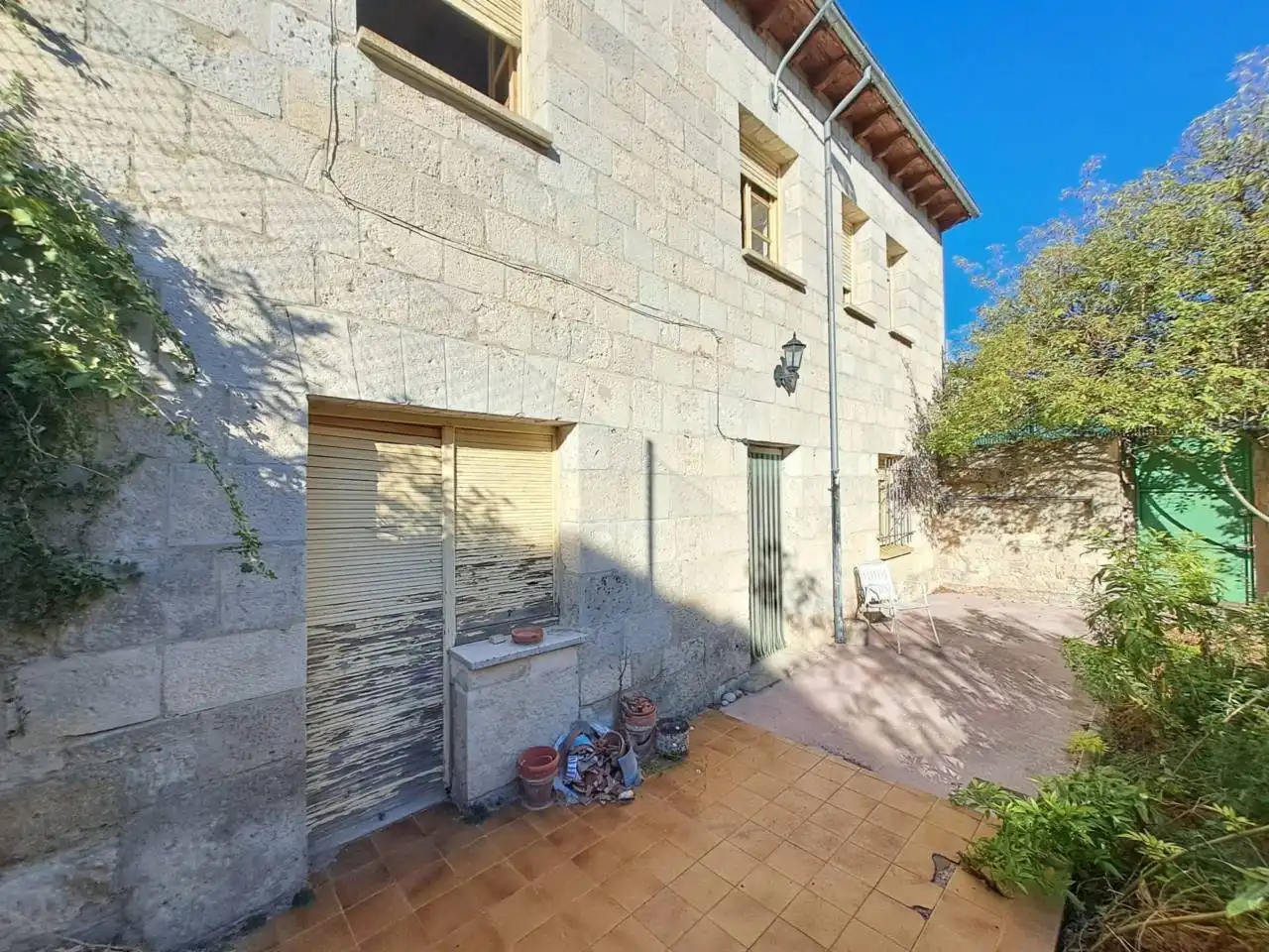 Vista exterior de Casa o xalet en venda en Hontanas amb Calefacció, Jardí privat i Terrassa