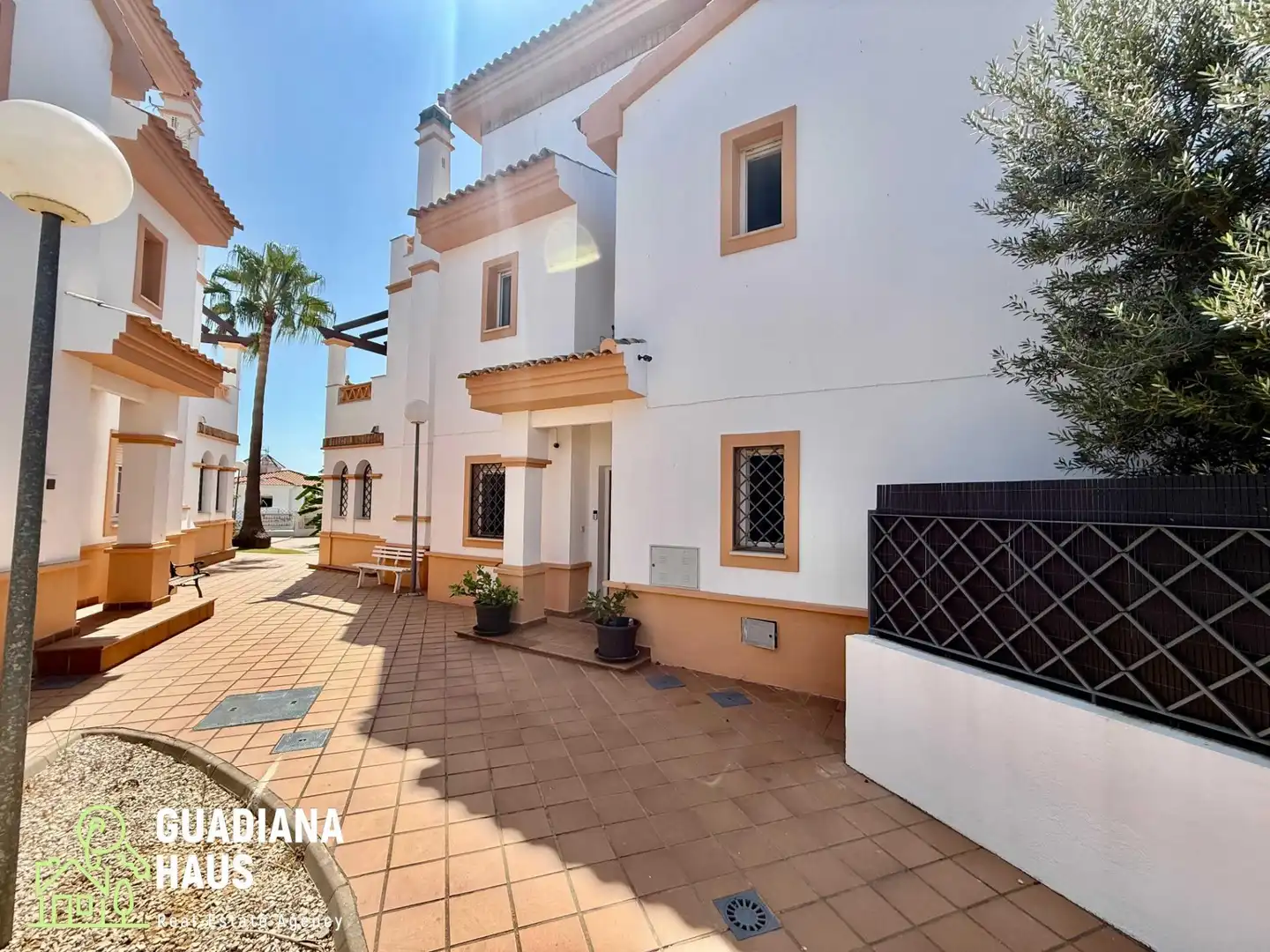 Vista exterior de Casa adosada en venda en Ayamonte amb Aire condicionat, Calefacció i Jardí privat