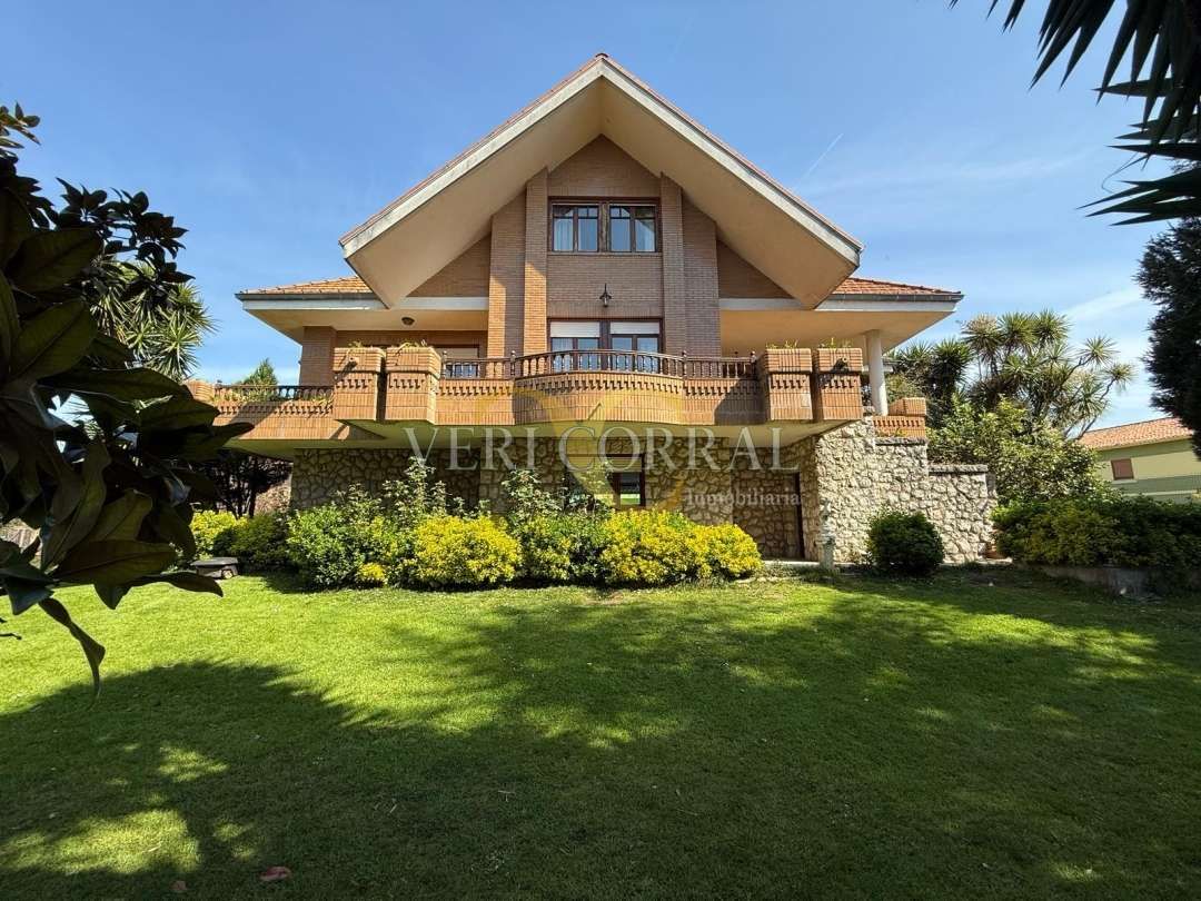 Vista exterior de Casa o xalet en venda en Torrelavega  amb Calefacció, Jardí privat i Terrassa