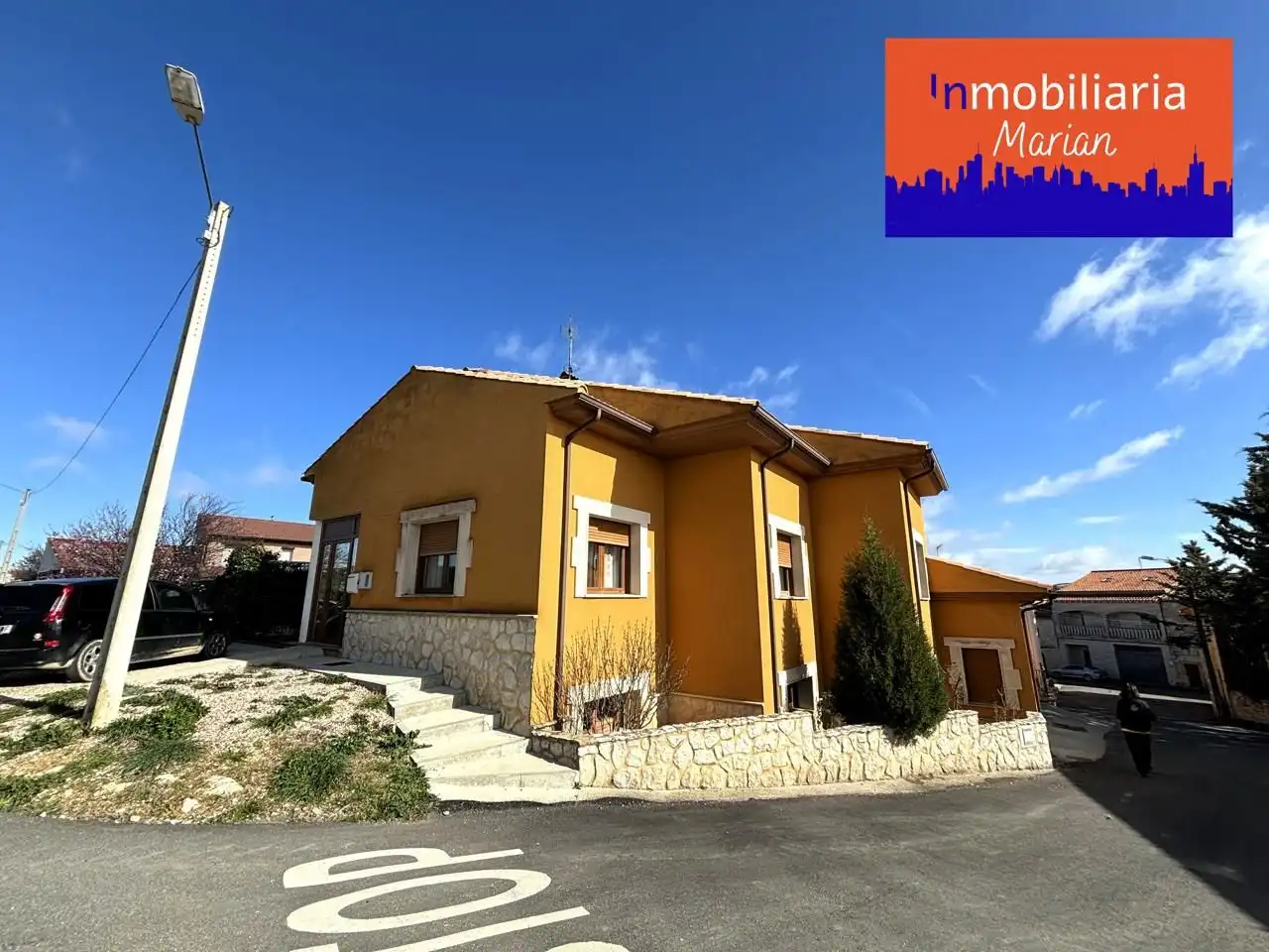 Vista exterior de Casa o xalet en venda en Fuentelcésped amb Calefacció, Jardí privat i Terrassa