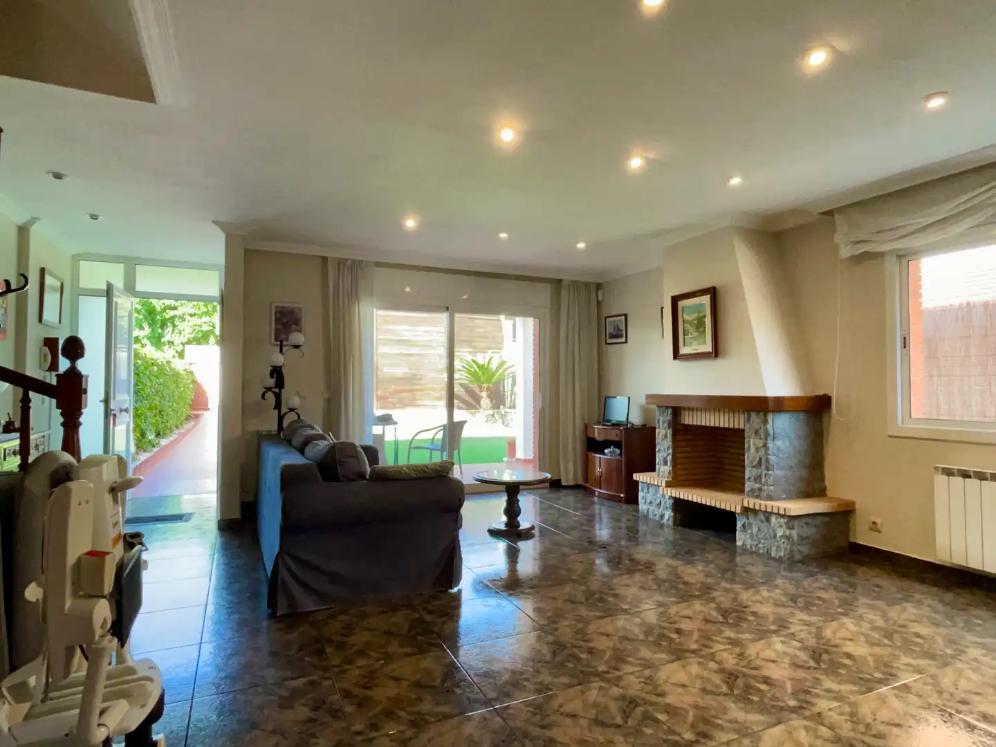 Wohnzimmer von Einfamilien-Reihenhaus zum Verkauf in Sant Vicenç de Montalt mit Klimaanlage, Heizung und Privatgarten