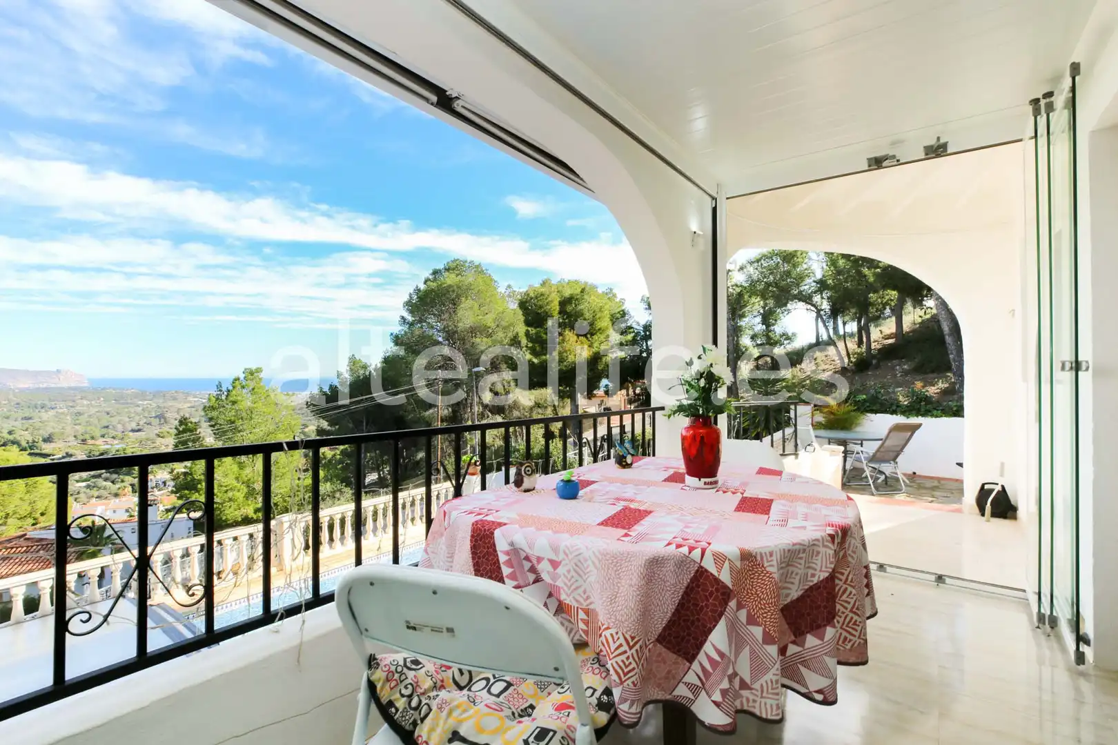 Vista exterior de Casa o xalet en venda en La Nucia amb Aire condicionat, Jardí privat i Terrassa