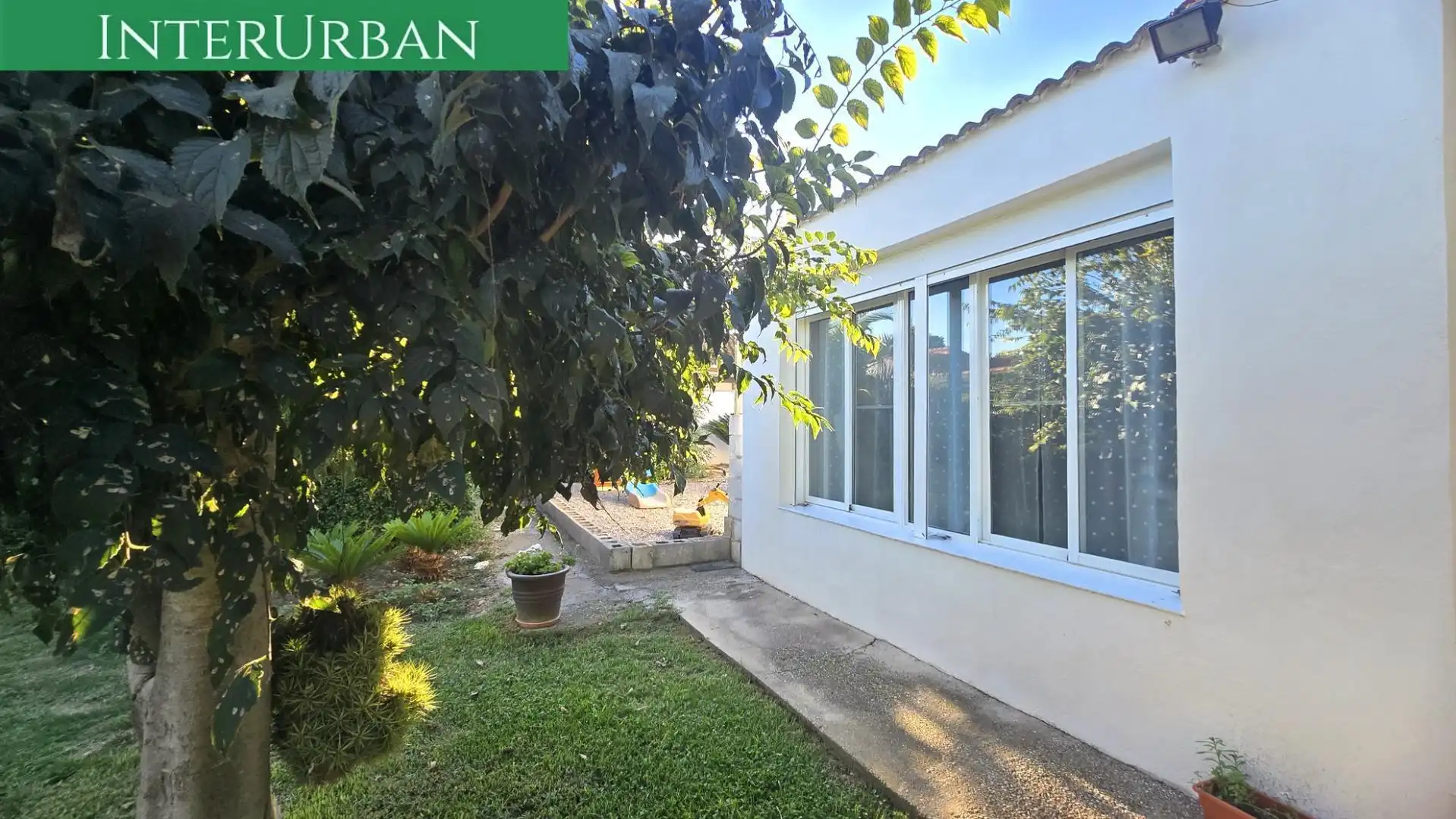 Vista exterior de Casa o xalet en venda en La Pobla de Vallbona amb Aire condicionat, Calefacció i Jardí privat