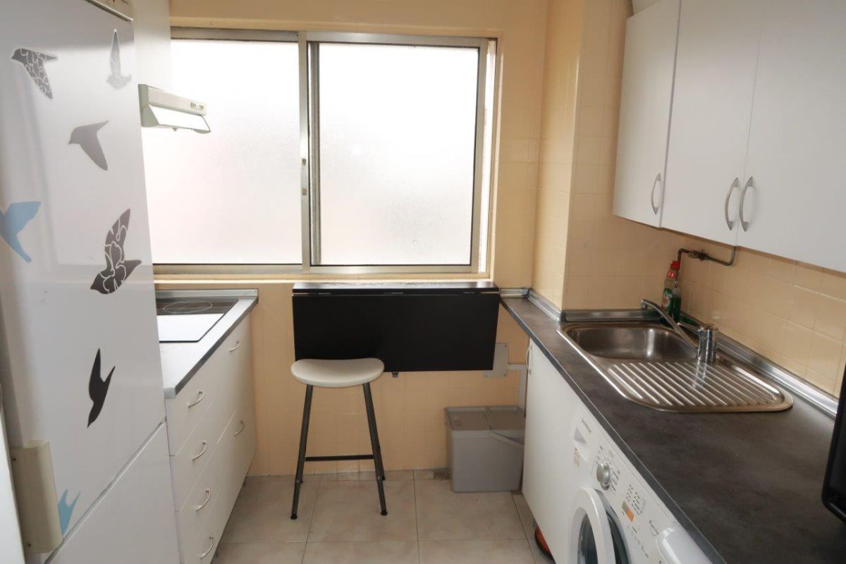 Cuina de Apartament de lloguer en A Coruña Capital  amb Calefacció, Moblat i Forn