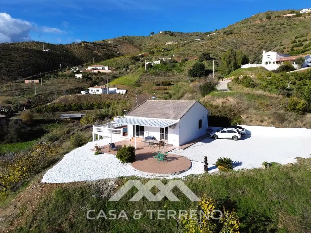 Vista exterior de Casa o xalet en venda en Rincón de la Victoria amb Aire condicionat, Terrassa i Piscina