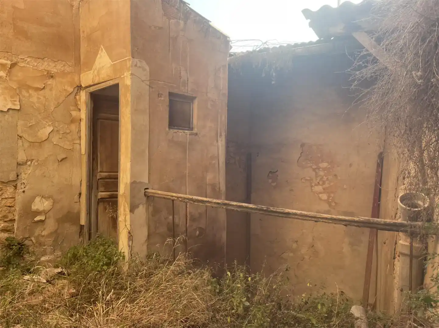 Vista exterior de Casa adosada en venda en Villena amb Balcó