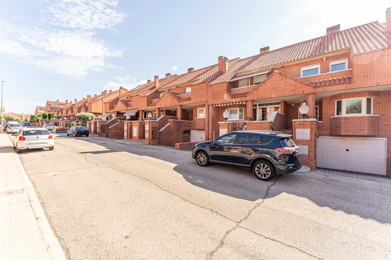 Vista exterior de Casa adosada en venta en Las Rozas de Madrid con Calefacción, Jardín privado y Parquet