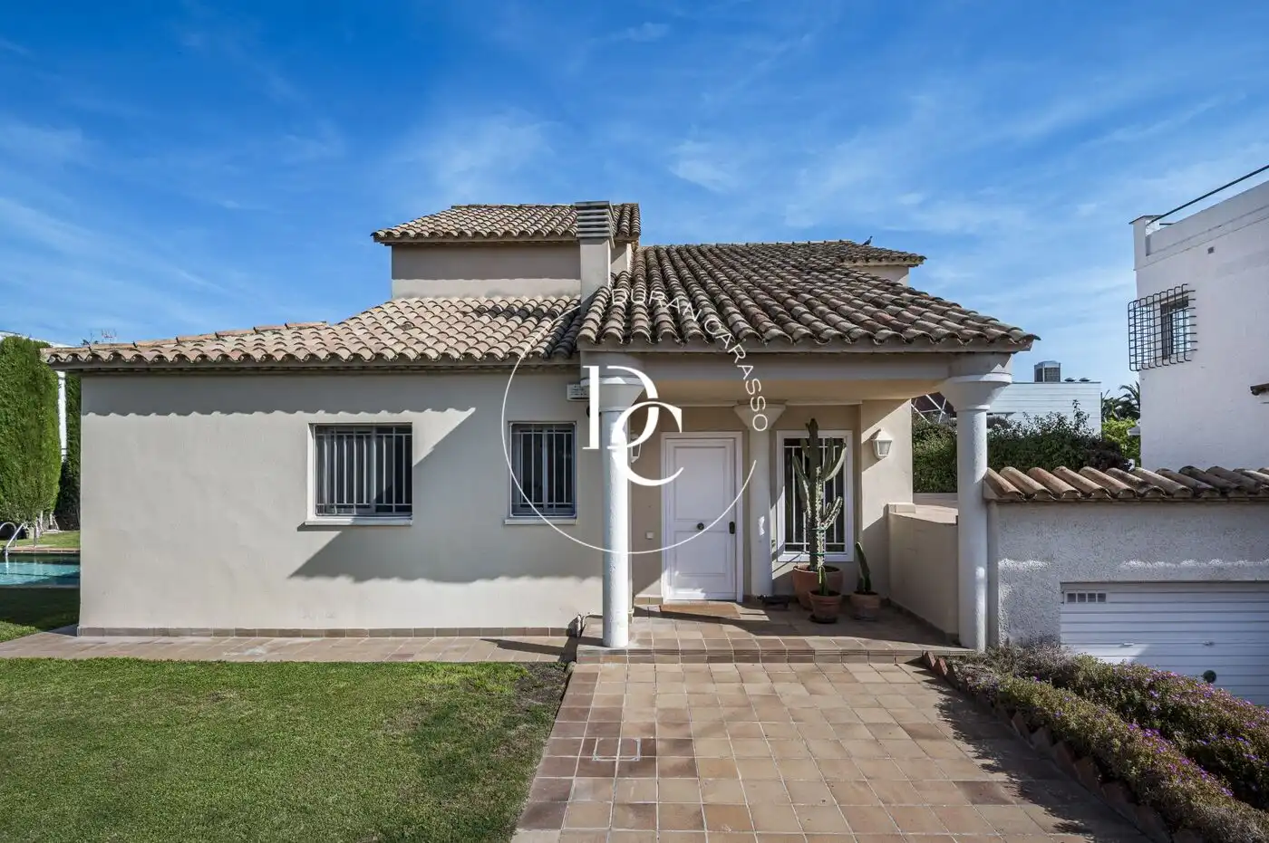 Vista exterior de Casa o xalet de lloguer en Sitges amb Aire condicionat, Calefacció i Jardí privat