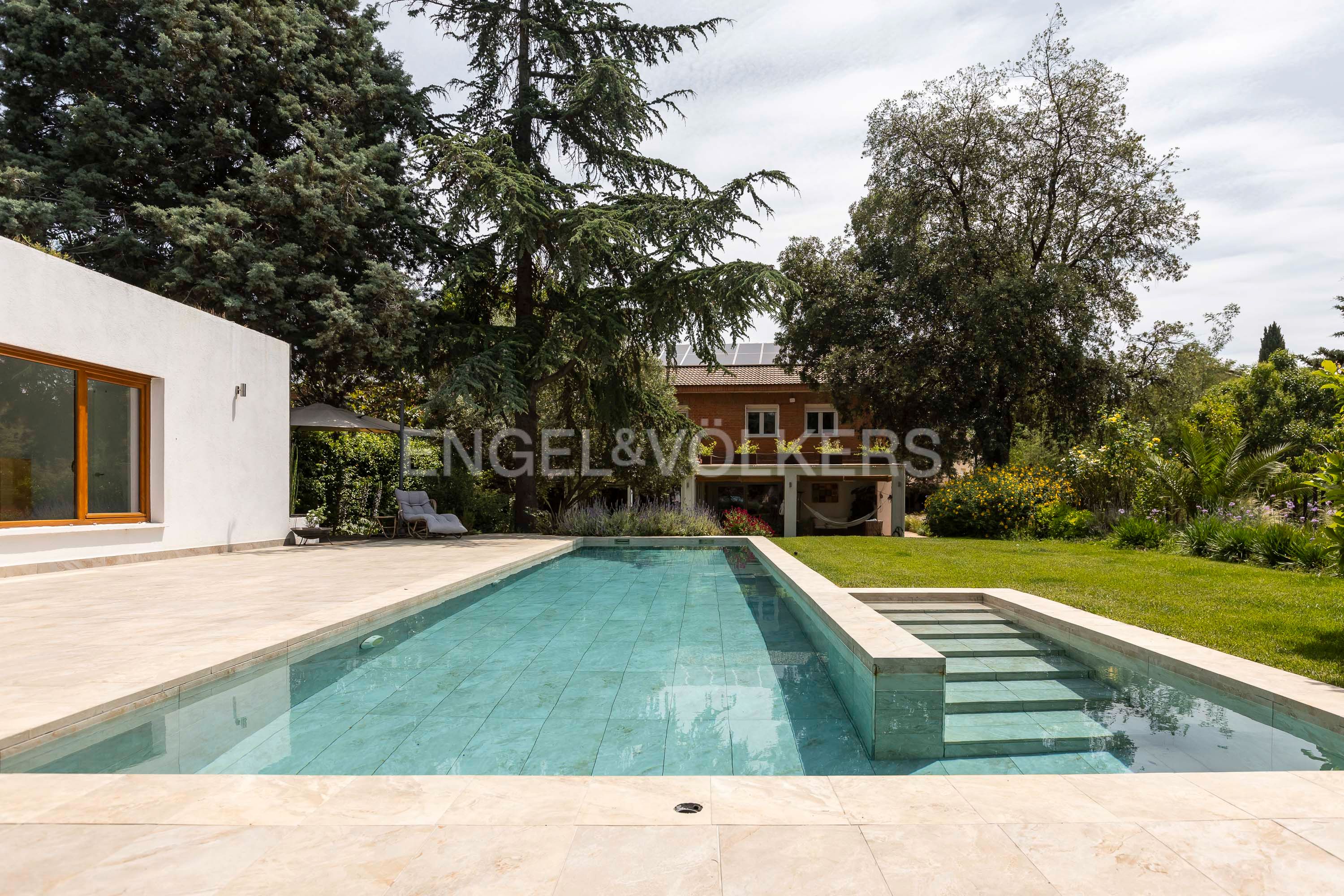 Swimming pool of House or chalet for sale in Majadahonda  with Air Conditioner, Heating and Private garden
