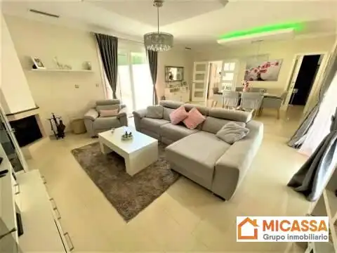 Sala de estar de Casa o chalet en venta en Los Barrios con Aire acondicionado, Calefacción y Jardín privado