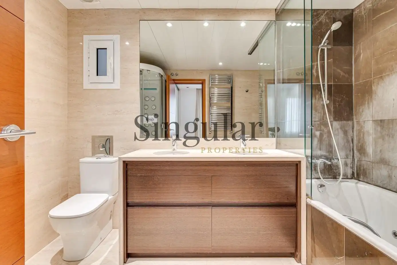 Baño de Ático en venta en Barcelona con Calefacción, Parquet y Terraza