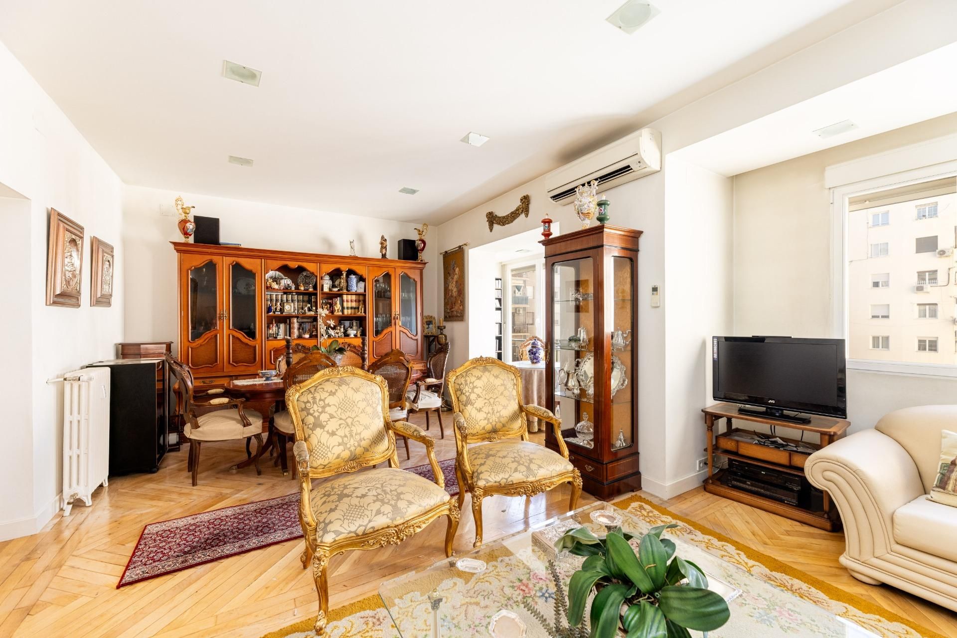 Living room of Flat for sale in  Madrid Capital  with Air Conditioner, Parquet flooring and Terrace