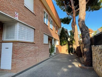 Vista exterior de Casa adosada en venda en Tiana amb Jardí privat, Terrassa i Traster