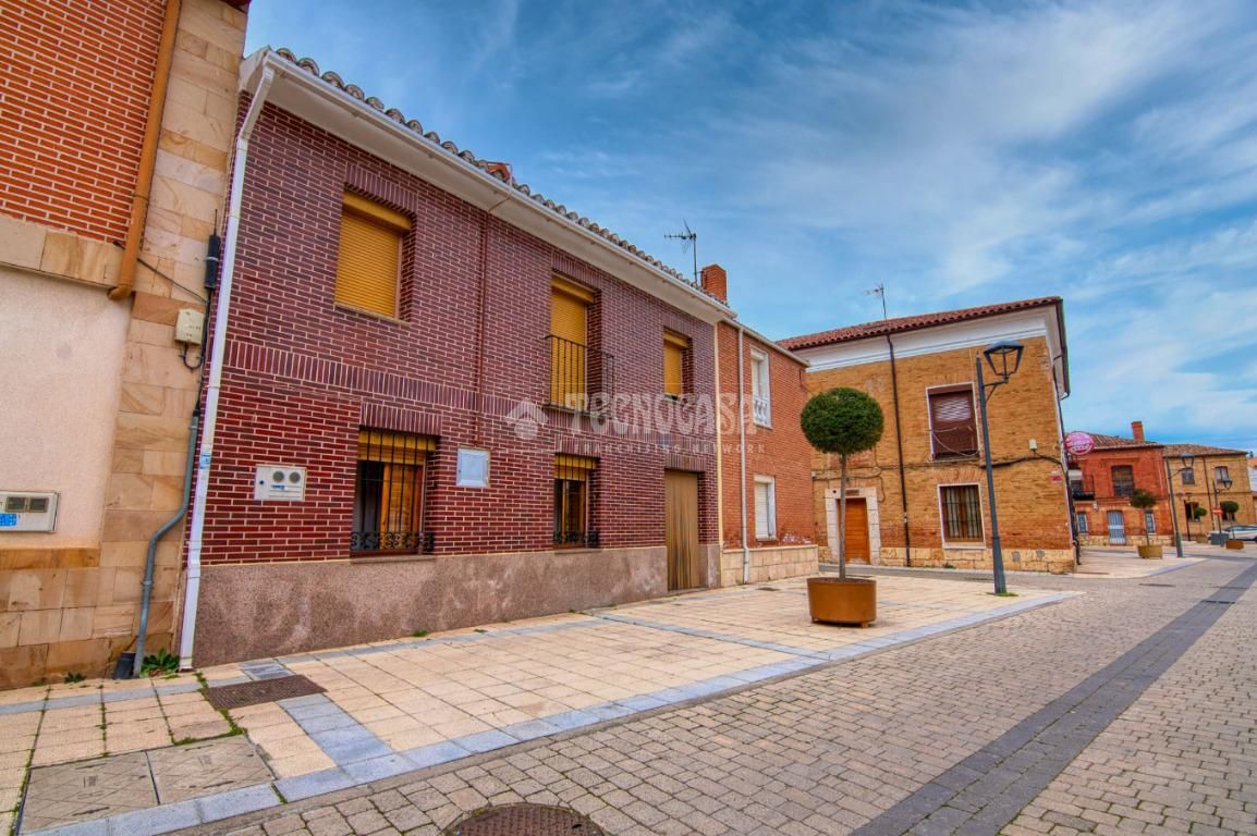 Exterior view of Single-family semi-detached for sale in Villamuriel de Cerrato  with Air Conditioner, Heating and Private garden