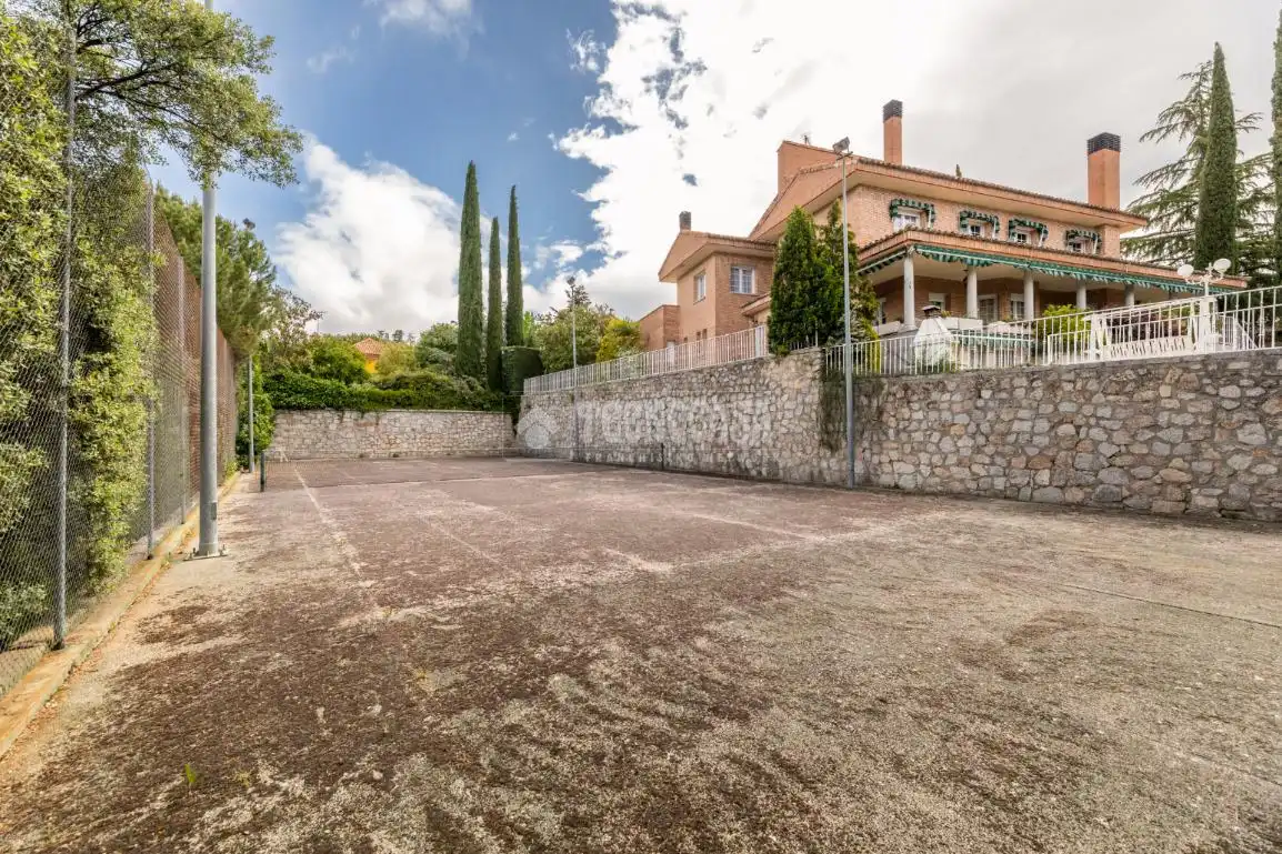Vista exterior de Casa o xalet en venda en Torrelodones amb Calefacció, Jardí privat i Piscina